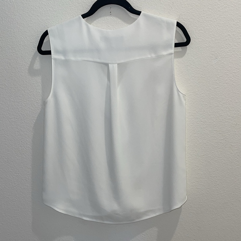BCBGMAXAZRIA Women's Relaxed Sleeveless V Neck Ruffle Front Top - Picture 3 of 3